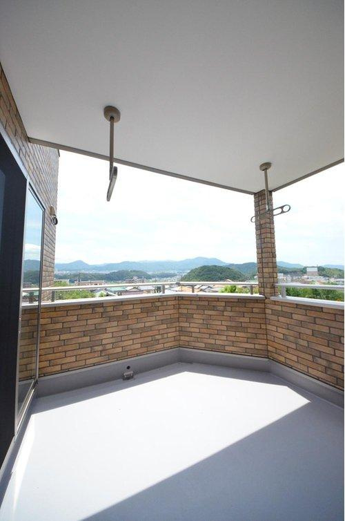 八木6丁目のバルコニー|屋根のある広いバルコニー