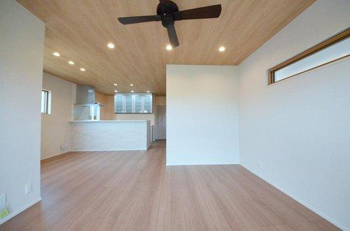 八木6丁目の居間・リビング|東南向きで陽当たりが良く、窓の多いリビング空間。オープンタイプの対面式キッチンでリビングが隅まで見渡せます。キッチンにいながら小さなお子様にも目が届き安心です。