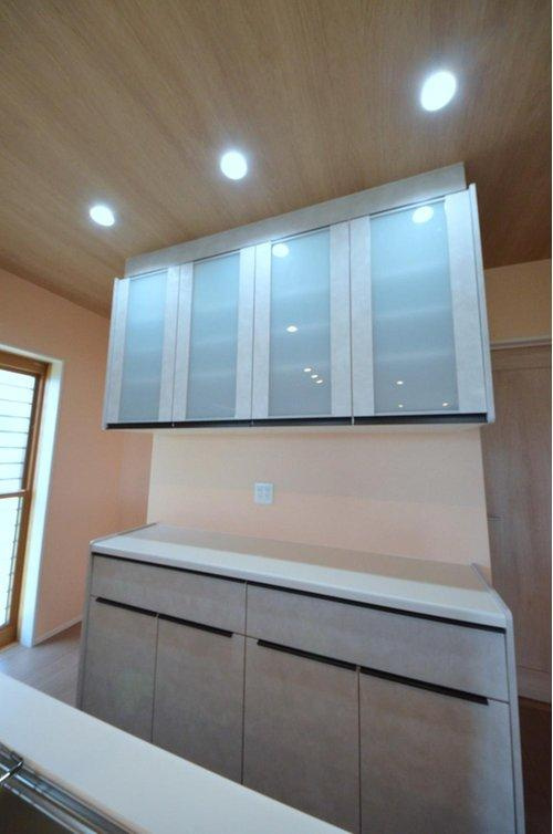 八木6丁目の収納|大容量のカップボードが標準装備！！キッチン周りの収納スペースもしっかり確保されています。