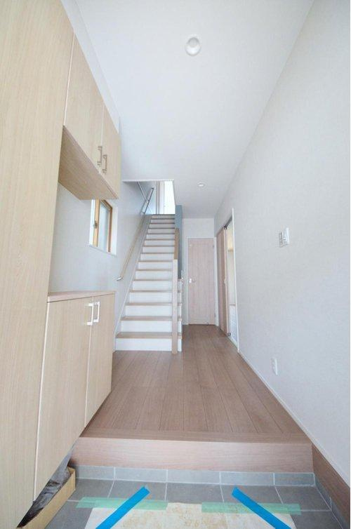 八木6丁目の玄関|玄関には大容量のシューズボックス有。玄関周りの収納スペースもしっかり確保されています。