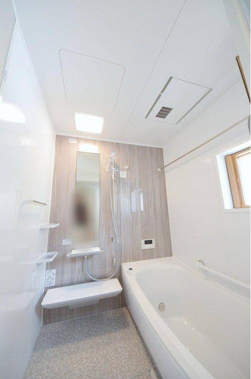 八木6丁目の浴室|人気の換気乾燥暖房機付き。１坪タイプの大きなバスルームなので足を伸ばしてゆっくり湯船につかることができます