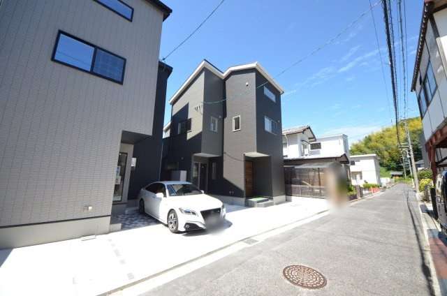 阿品二丁目の前面道路含む現地写真|前面道路は交通量が少なく駐車楽々
駐車は2台可能です