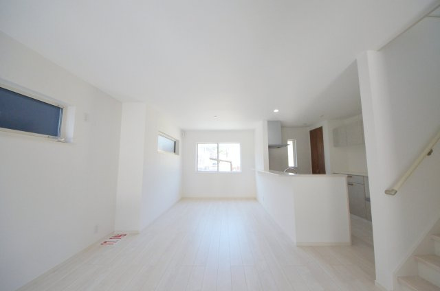 阿品二丁目の居間・リビング|窓の多い開放的なリビング空間。オープンタイプの対面式キッチンでリビングが隅まで見渡せます。キッチンにいながら小さなお子様にも目が届き安心です。