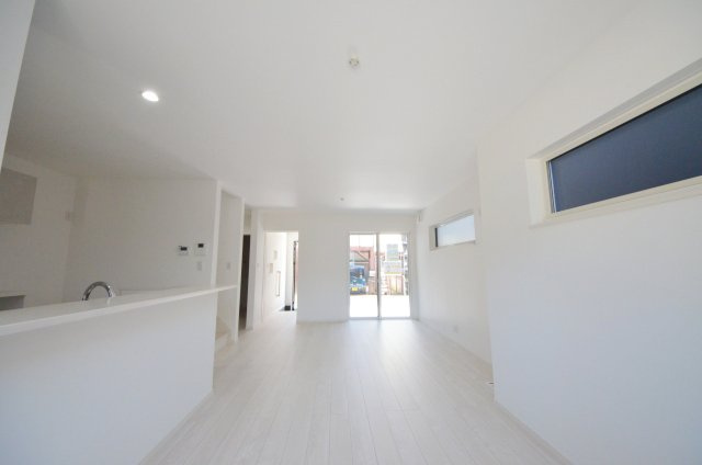 阿品二丁目の居間・リビング|窓の多い開放的なリビング空間。オープンタイプの対面式キッチンでリビングが隅まで見渡せます。キッチンにいながら小さなお子様にも目が届き安心です。