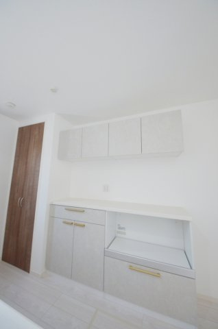 阿品二丁目の収納|大容量のカップボードが標準装備！！キッチン周りの収納スペースもしっかり確保されています。