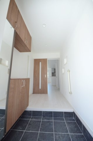 阿品二丁目の玄関|玄関には大容量のシューズボックス有。玄関周りの収納スペースもしっかり確保されています。