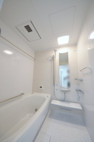 阿品二丁目の浴室|人気の換気乾燥暖房機付き。１坪タイプの大きなバスルームなので足を伸ばしてゆっくり湯船につかることができます