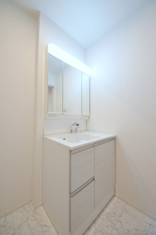 南観音町の洗面所|清潔感あふれるシャワー付洗面台と洗面室。ランドリールーム兼用の広々スペース。窓もあり明るく通気も良いです