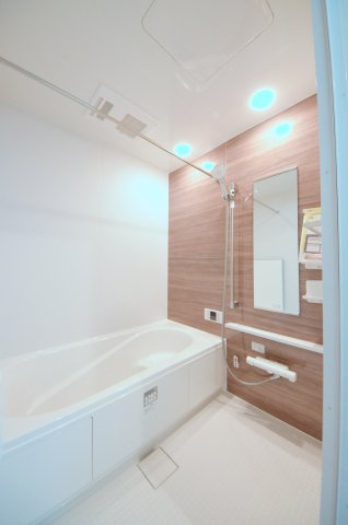 南観音町の浴室|１坪タイプの大きなバスルーム
足を伸ばしてゆっくり湯船につかることができます