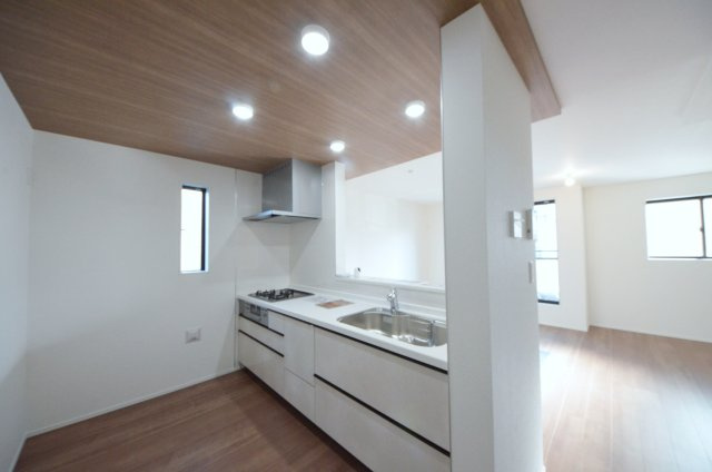 南観音町のキッチン|陽当たりが良く、窓の多いリビング空間。オープンタイプの対面式キッチンでリビングが隅まで見渡せます。キッチンにいながら小さなお子様にも目が届き安心です。