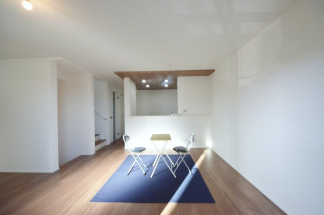 南観音町の居間・リビング|陽当たりが良く、窓の多いリビング空間。オープンタイプの対面式キッチンでリビングが隅まで見渡せます。キッチンにいながら小さなお子様にも目が届き安心です。