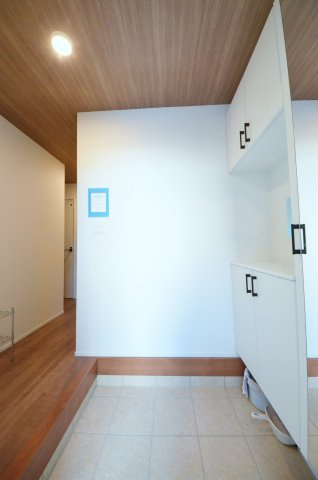 南観音町の玄関|玄関には大容量のシューズボックスあり。
玄関周りの収納スペースもしっかり確保されています。