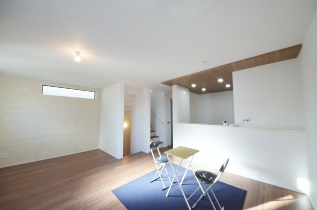 南観音町の居間・リビング|陽当たりが良く、窓の多いリビング空間。オープンタイプの対面式キッチンでリビングが隅まで見渡せます。キッチンにいながら小さなお子様にも目が届き安心です。