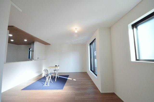 南観音町の居間・リビング|陽当たりが良く、窓の多いリビング空間。オープンタイプの対面式キッチンでリビングが隅まで見渡せます。キッチンにいながら小さなお子様にも目が届き安心です。