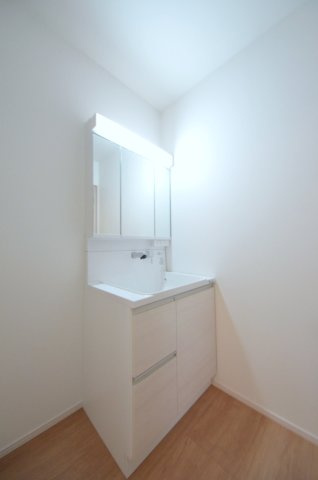 長束六丁目の独立洗面台|清潔感あふれるシャワー付洗面台と洗面室。余裕のスペース。窓もあり明るく通気も良いです