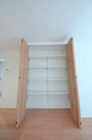 長束六丁目の収納|リビングに大容量の収納スペースがあります