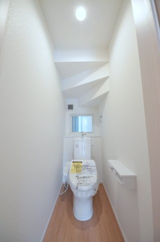 長束六丁目のトイレ|窓のある明るいトイレ
勿論ウォシュレット付きです