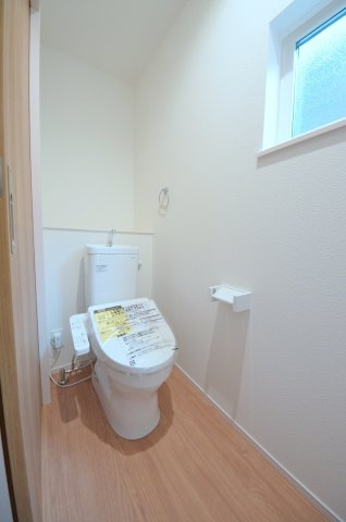 長束六丁目のトイレ|窓のある明るいトイレ
勿論ウォシュレット付きです
