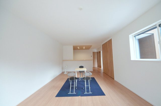 長束六丁目の居間・リビング|広く明るいリビング空間。オープンタイプの対面式キッチンでリビングが隅まで見渡せます。キッチンにいながら小さなお子様にも目が届き安心です。