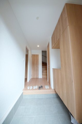 長束六丁目の玄関|玄関には大容量のシューズボックスがあります