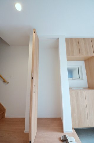 長束六丁目の収納|廊下にも収納スペースがあります