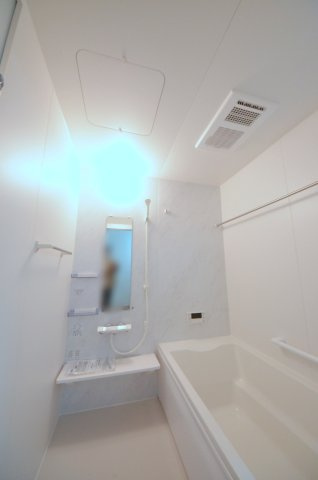 長束六丁目の浴室|人気の換気乾燥暖房機付き。１坪タイプの大きなバスルームなので足を伸ばしてゆっくり湯船につかることができます