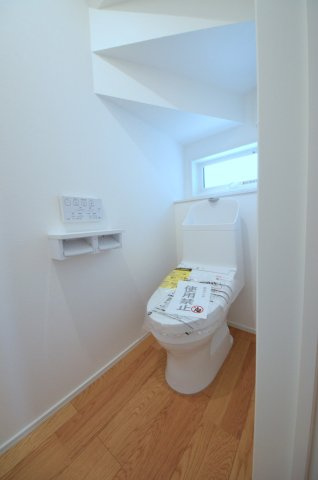 山本五丁目のトイレ|窓のある明るいトイレ
勿論ウォシュレット付きです