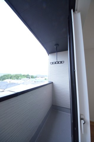 山本五丁目のバルコニー|屋根のあるバルコニー
急な雨でも安心です