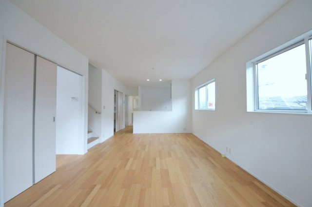 山本五丁目の居間・リビング|広く明るいリビング空間。オープンタイプの対面式キッチンでリビングが隅まで見渡せます。キッチンにいながら小さなお子様にも目が届き安心です。