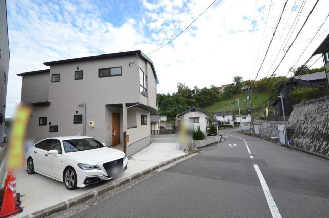 山本五丁目の前面道路含む現地写真|前面道路は交通量が少なく駐車楽々