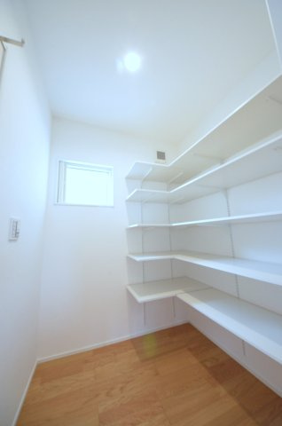 山本五丁目の収納|廊下にも収納スペースがあります