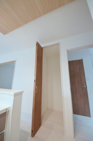 住吉二丁目の収納|リビングに大容量の収納スペースがあります