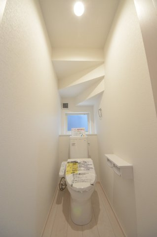 住吉二丁目のトイレ|窓のある明るいトイレ
勿論ウォシュレット付きです