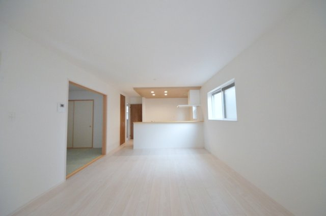 住吉二丁目の居間・リビング|広く明るいリビング空間。オープンタイプの対面式キッチンでリビングが隅まで見渡せます。キッチンにいながら小さなお子様にも目が届き安心です。