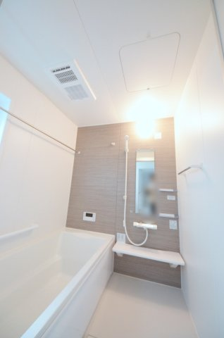 住吉二丁目の浴室|人気の換気乾燥暖房機付き。１坪タイプの大きなバスルームなので足を伸ばしてゆっくり湯船につかることができます