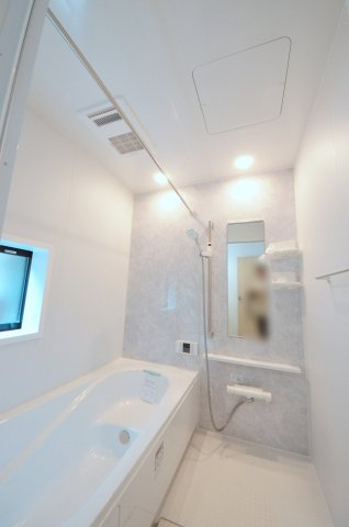 五日市中央三丁目の浴室|人気の換気乾燥暖房機付き。１坪タイプの大きなバスルームなので足を伸ばしてゆっくり湯船につかることができます