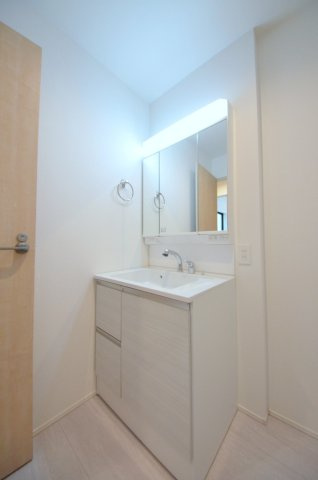 五日市中央三丁目の独立洗面台|清潔感あふれるシャワー付洗面台と洗面室。余裕のスペース。窓もあり明るく通気も良いです