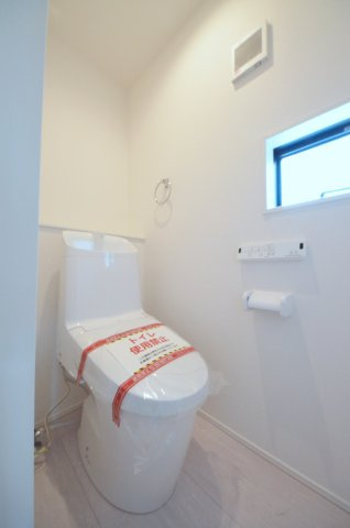 五日市中央三丁目のトイレ|窓のある明るいトイレ
勿論ウォシュレット付きです
