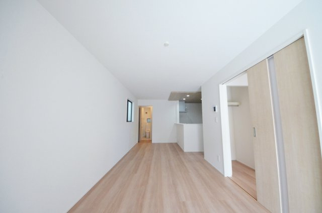 五日市中央三丁目の居間・リビング|広く明るいリビング空間。オープンタイプの対面式キッチンでリビングが隅まで見渡せます。キッチンにいながら小さなお子様にも目が届き安心です。