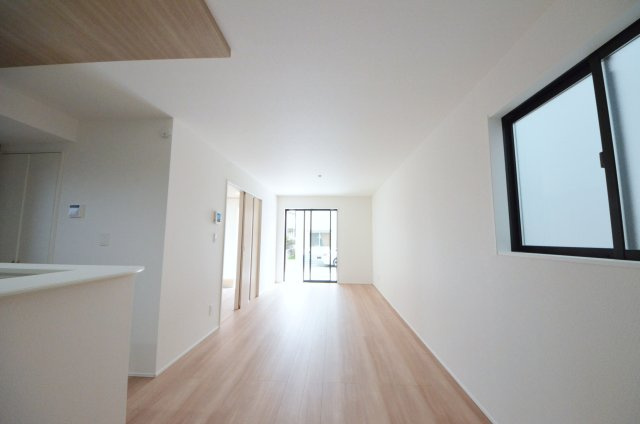 五日市中央三丁目の居間・リビング|広く明るいリビング空間。オープンタイプの対面式キッチンでリビングが隅まで見渡せます。キッチンにいながら小さなお子様にも目が届き安心です。