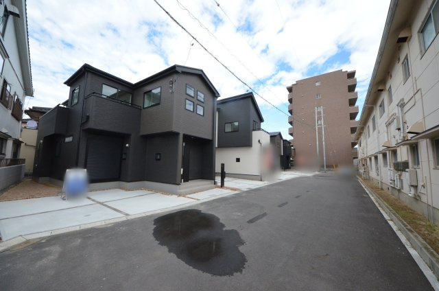 五日市中央三丁目の前面道路含む現地写真|前面道路は交通量が少なく駐車楽々です