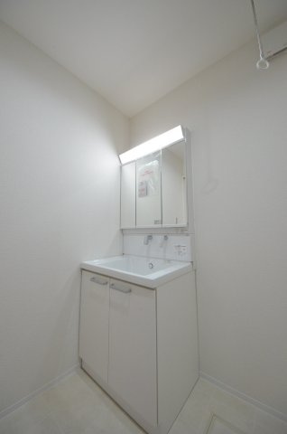 中筋三丁目の洗面所|清潔感あふれるシャワー付洗面台と洗面室。余裕のスペース。窓もあり明るく通気も良いです