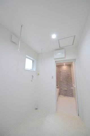 中筋三丁目の収納|広々とした洗面所兼ランドリールーム
時間や天候を気にせず洗濯出来ます