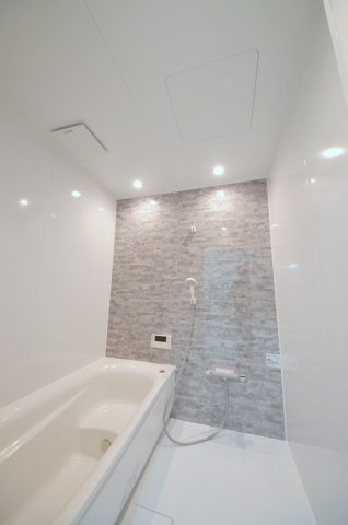 中筋三丁目の浴室|１坪タイプの大きなバスルーム
足を伸ばしてゆっくり湯船につかることができます