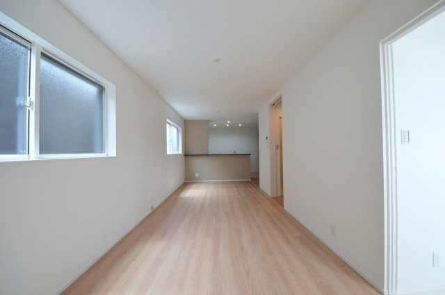 中筋三丁目の居間・リビング|東南向きで陽当たりが良く、窓の多いリビング空間。オープンタイプの対面式キッチンでリビングが隅まで見渡せます。キッチンにいながら小さなお子様にも目が届き安心です。