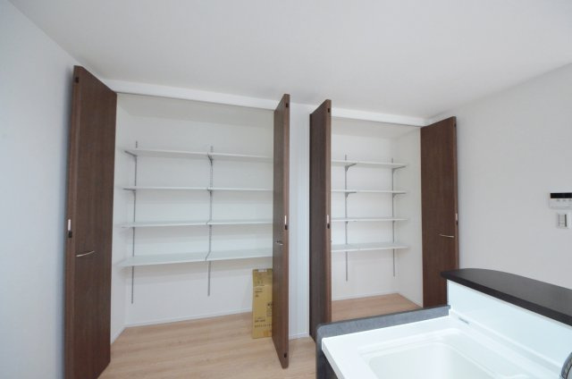 中筋三丁目の収納|大容量のパントリースペース有、キッチン周りの収納もしっかり確保されています。