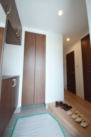 中筋三丁目の玄関|玄関には大容量のシューズボックスあり。
玄関周りの収納スペースもしっかり確保されています。