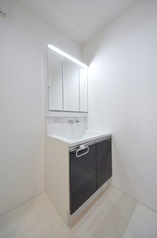 三筋二丁目の洗面所|清潔感あふれるシャワー付洗面台と洗面室。ランドリールーム兼用の広々スペース。窓もあり明るく通気も良いです