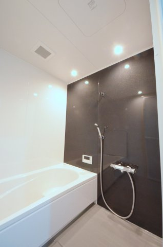 三筋二丁目の浴室|１坪タイプの大きなバスルーム
足を伸ばしてゆっくり湯船につかることができます