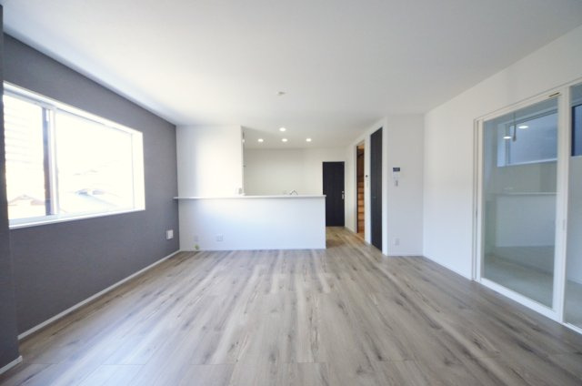 三筋二丁目の居間・リビング|陽当たりが良く、窓の多いリビング空間。オープンタイプの対面式キッチンでリビングが隅まで見渡せます。キッチンにいながら小さなお子様にも目が届き安心です。